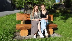 Die Schwestern ­Natascha (l.) und ­Maruschka Monney kehren immer ­wieder gern in ihr Elternhaus im freiburgischen St. Antoni zurück.