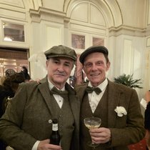 Hoch das Bier und das Glas auf ein neues Schmirinskis-Abenteuer: René Rindlisbacher (l.) und Stephan Schmidlin feiern im Nostalgie-Look.