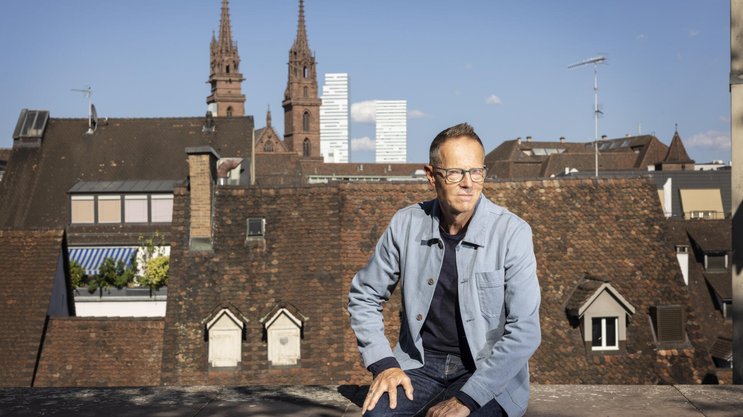 Das Basler Münster und die Roche-Türme im Hintergrund: ­Kabarettist Bänz Friedli vor den Wahrzeichen seiner Wahl­heimat Basel.