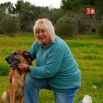 Ein Herz für Tiere: Die 65-jährige Karina kümmert sich in ihrer neuen Heimat mittlerweile um zehn Hunde.
