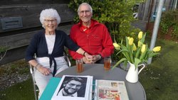 Ein Herz und eine Seele: Annekäti und Edy Hubacher geniessen die Zweisamkeit zu Hause in Moosseedorf.