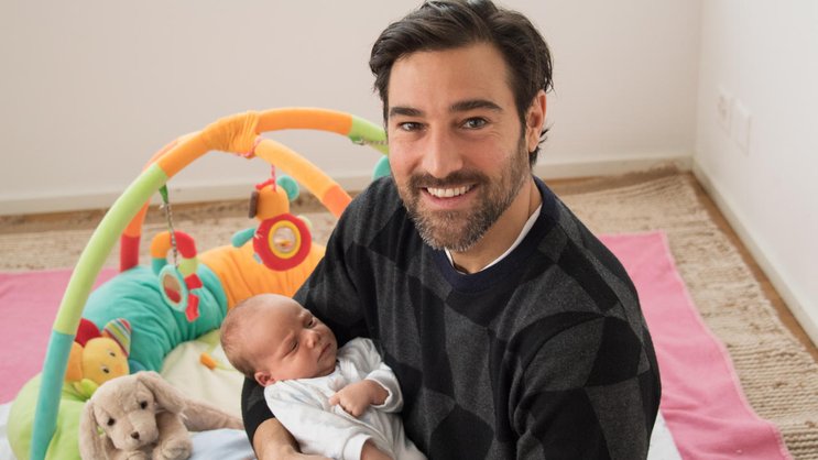 Baby Kian, beim Foto-Termin erst drei Wochen alt, fühlt sich bei seinem Onkel offensichtlich wohl.