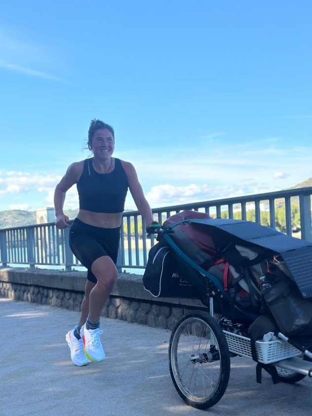 Brigitta Mathys mit Sarafina: Der Kinderwagen ist das ideale Transportmittel für ­alles, was die Läuferin auf ihrer langen Reise braucht.