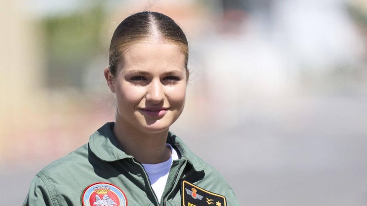 Den Piloten­anzug kann Kronprinzessin Leonor in den Schrank hängen. Schon bald drückt sie die Schulbank.