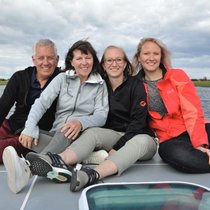 Die ganze Bande am Bug des Mietbootes: Röbi Kollers Töchter Stefania (r.) und Carla haben sowohl zu ihm wie auch zu seiner Frau ein enges Verhältnis.