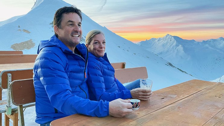 Genossen die traumhafte ­Aussicht von ihrer Britanniahütte: Dario Andenmatten und Partnerin Manuela De Simone.
