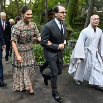 Arm in Arm lassen sich Kronprinzessin Victoria und Prinz Daniel durch den buddhistischen Gilsangsa-Tempel führen.