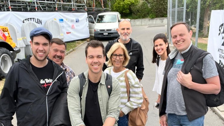Oesch’s die Dritten sind (v. l.): Gitarrist Kevin, Schwyzer­örgeler Hansueli, Bassist Mike, die Sängerinnen Annemarie und Melanie, sowie Akkordeonist Urs Meier und einer ihrer Tontechniker (ganz hinten).