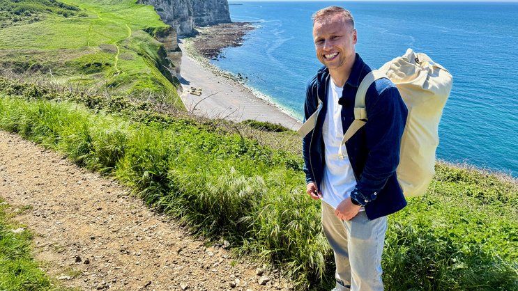 Ausgesetzt an der Küste von Étretat: Jan Fitze muss irgendwie zurück nach Zürich. «Mein Seemannssack war nicht ergonomisch zum Tragen.»