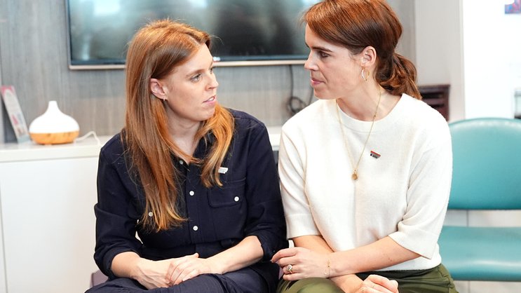 Beatrice (l.) und Eugenie brauchen einander mehr denn je. Die Krise ihrer Eltern droht auch den Prinzessinnen zu schaden.