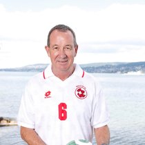 Das alte WM-Trikot passt wie angegossen: Georges Bregy präsentiert sich 32 Jahre nach seinem Traumtor am Zürichsee in Bestform.