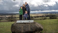 Familienmensch: Karl Egloff mit Ehefrau Adriana und den Kindern Julian (9) und Martina (4) auf dem Höriberg bei Zürich.