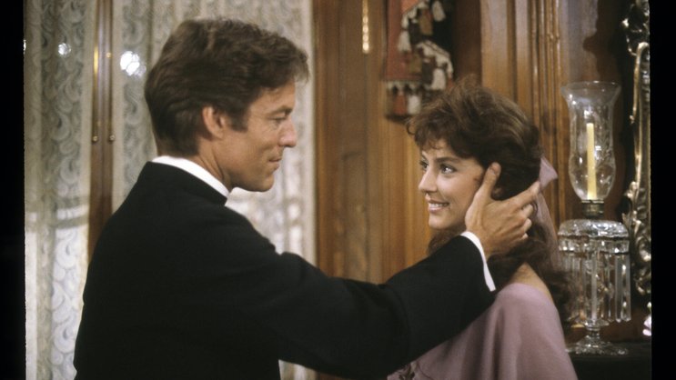 Rachel Ward als Meggie Cleary und Richard Chamberlain als Pater Ralph im Seriendrama «Die Dornenvögel».