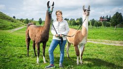Sonja Rutz mit Phönix und Amigo (l.), 2 ihrer 22 Lamas. Die Landfrau führt mit ihnen Trekkings durch.