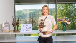 Daheim in Münsingen BE zeigt die ehemalige Spitzenathletin Simone Niggli-Luder eine ihrer drei Auszeichnungen als Schweizer Sport­lerin des Jahres.