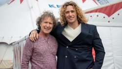 Knie-Star Antony César (r.) kann von der jahrelangen ­Zirkuserfahrung von Vater Pat Bradford profitieren.