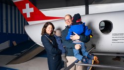 Auf dem Spielplatz am Zürcher Flughafen sind Michael und ­Martina Weinmann mit ihren beiden Söhnen Jonas und Luca (r.) ­öfter anzutreffen.