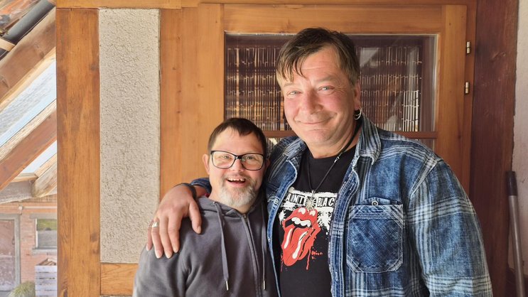 Adi Winkelmann (l.) und der Seeländer Sänger George Schwab kennen sich seit vielen Jahren. Mindestens einmal pro Woche schaut Adi bei George vorbei.