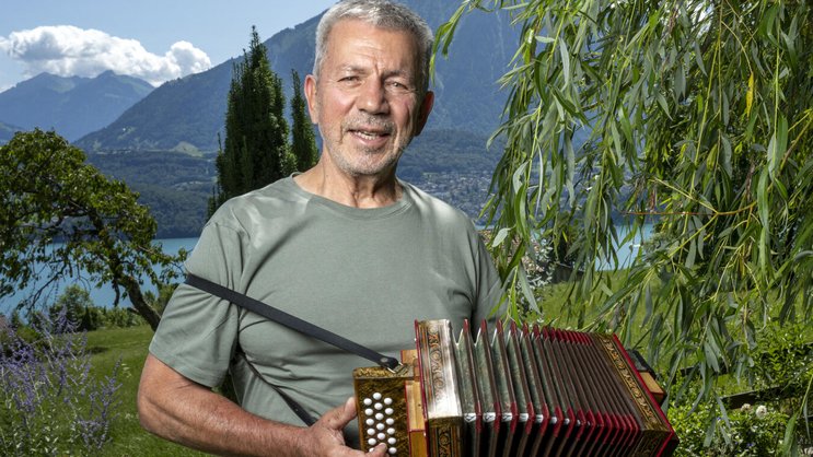 Schwyzerörgeli üben vor dem ­imposanten Niesen: Res Schmid erhielt mit dem «Goldenen Violinschlüssel» und dem Titel «Ländlerkönig» die höchsten ­Auszeichnungen der Szene.