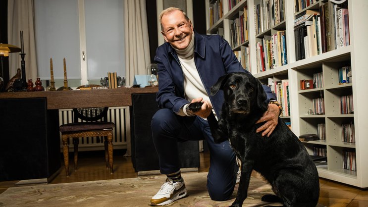 Gib Pfötchen: Kurt ­Aeschbacher in ­seiner ­Büro-­Bibliothek mit Labrador-­Hündin Amélie (8).