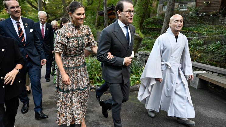 Arm in Arm lassen sich Kronprinzessin Victoria und Prinz Daniel durch den buddhistischen Gilsangsa-Tempel führen.
