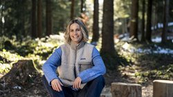 Wenn nicht im TV-Studio, ist Fabienne Gyr oft in der Natur. Der Wald auf dem Raten in Oberägeri ZG ist der Moderatorin sehr vertraut, ob zum Pilzle, ­Brötle oder ­Spazieren.