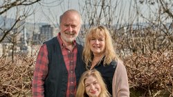 Eine glückliche Familie: Peter, Livia und Nina ­Reber im Garten ihres Hauses in Bern. Nina wohnt im Ober­geschoss.