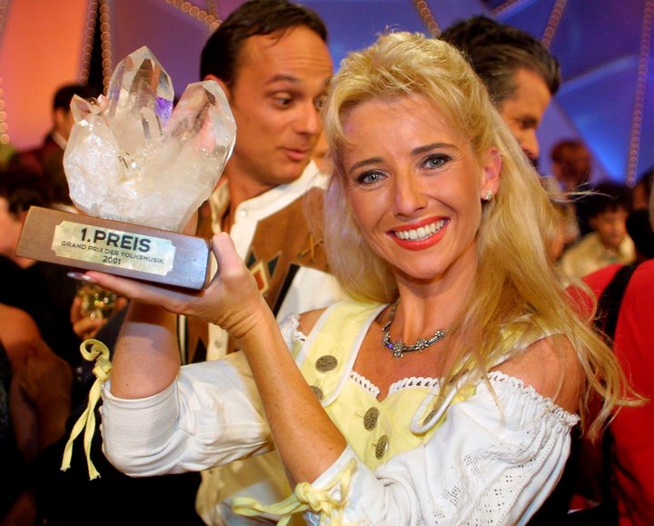 Mit dem Titel «Hey Baby küss mich noch mal» gewann Sängerin Marianne Cathomen im Jahr 2001 in Wien den Internationalen Grand Prix der Volksmusik.