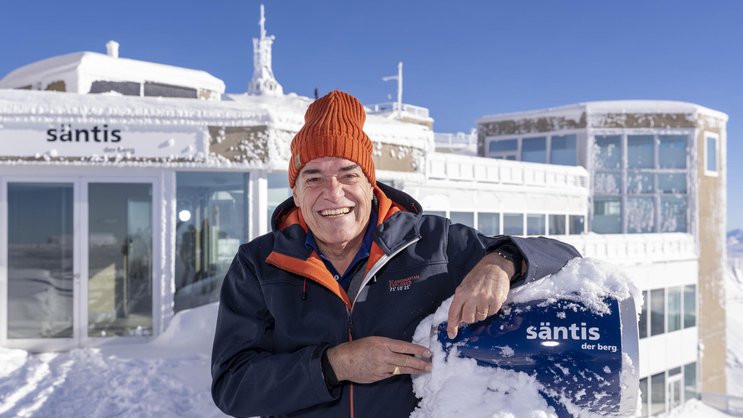 Felix Blumer geniesst die Aussicht über die Ostschweiz. Egal, in welche Richtung er schaut, überall entdeckt er etwas Spannendes.