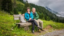 Ein toller Kontrast zum Stadtleben: Röbi Koller und Esther Della Pietra in Braunwald.