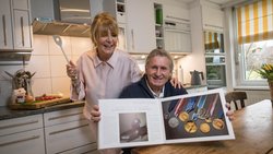 Ein Sportbuch hält Erich und Francesca Schärers Erinnerungen an goldene Zeiten lebendig.