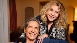 Roger Schawinski und Gabriella ­Sontheim sind seit Jahrzehnten glücklich verhei­ratet und haben eine ­gemeinsame Tochter. 