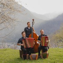 Thomas Hegner, Martin und Marco Fischli (von links) haben sichtlich Freude am Musizieren. Seit 2018 sind sie als Ländlertrio Augenschmaus gemeinsam unterwegs.