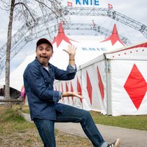 Normal zu posieren war für Omar Alvarez heraus­fordernd: Vor der Kamera fällt er direkt in die Clownsrolle.