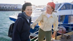 Katharina Heyer (l.) war mit Mona Vetsch auf dem Meer unterwegs. Zu sehen in «Auf und davon» am 22. November, 20.10 Uhr auf SRF1.