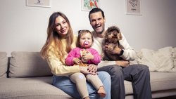 Gehen zu viert durchs ­Leben: Schauspieler ­Philippe Reinhardt ist mit Frau Anastasia, ­Töchterchen Sonia und Hund Paul in Zürich ­zu Hause.