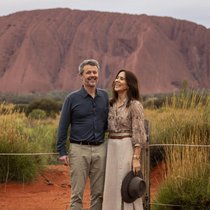 Frederik und Mary können vor der ­schönen Landschaft im Uluru-Kata-Tjuta-­Nationalpark nicht ­anders als strahlen.
