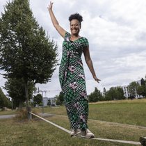 Die Slackline befindet sich in Angélique Beldners Lieblingspark im Berner Liebefeld. Hier führte einst ihr Schulweg vorbei, heute entspannt sie oft und gern in diesem Park.