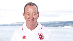 Das alte WM-Trikot passt wie angegossen: Georges Bregy präsentiert sich 32 Jahre nach seinem Traumtor am Zürichsee in Bestform.