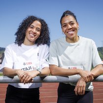 Die Leichtathletinnen und Schwestern sind entspannt und effizient unterwegs: Hürdenläuferin Ditaji (l.) und ­Sprinterin Mujinga Kambundji.