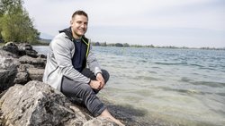Wasser ist sein ­Element: Curdin Orlik war vor ­seiner Karriere als Schwinger im ­Schwimmclub. Er liebt es, ins kühle Nass zu tauchen.