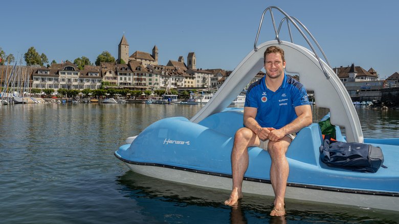 «Ich fühle mich wohl in Rapperswil», sagt Schwingerkönig ­Armon Orlik auf dem Pedalo. «Ich werde oft gegrüsst und finde das etwas Schönes.»