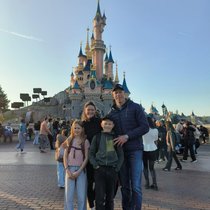 Wie im Märchen: Heidy Jenni und Matthias Sempach posieren mit ihren Kindern Paula und Henry im Disneyland.