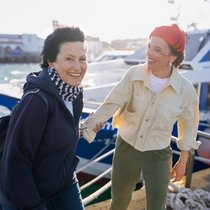 Katharina Heyer (l.) war mit Mona Vetsch auf dem Meer unterwegs. Zu sehen in «Auf und davon» am 22. November, 20.10 Uhr auf SRF1.