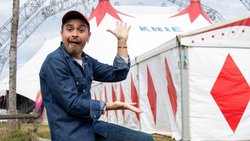 Normal zu posieren war für Omar Alvarez heraus­fordernd: Vor der Kamera fällt er direkt in die Clownsrolle.