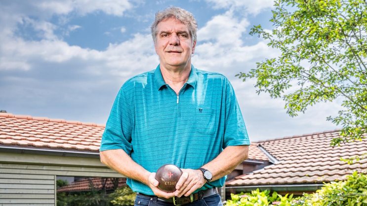 Nimmt die Kugel noch immer gerne in die Hand: Werner Günthör in seinem Garten in ­Erlach am Bielersee.