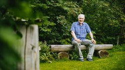 Trainer-Legende Hans­peter Latour freut sich über Vogelgezwitscher, Schmetterlinge und ­seltene Mauswiesel.