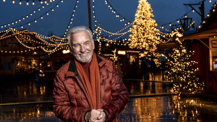 Geburtstags- und Christkind Kliby mag die magische Stimmung auf den Weihnachtsmärkten und strahlt mit den vielen Lichtern um die Wette.
