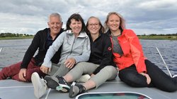 Die ganze Bande am Bug des Mietbootes: Röbi Kollers Töchter Stefania (r.) und Carla haben sowohl zu ihm wie auch zu seiner Frau ein enges Verhältnis.