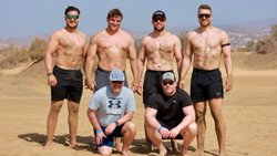 Schwitzen in den Dünen (v. l. n. r.): Lario Kramer, ­Curdin Orlik, Fabian Staudenmann, Adrian Walther mit ihren Trainern Roland Fuchs und Matthias Glarner.